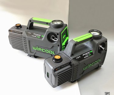 FR vakum pumpa  WIPCOOL 2FO, dvostepena, 42l u minuti  -Ugradjen vakummetar sa gornje strane, pregledan za ocitavanje -Ugradjen magnetni ventil, da spreci povratni tok -Maksimalni protok: 42l/h -Tezina: 4.7kg -Prikljucak za crevo 1/4