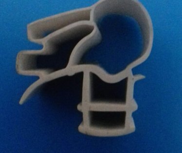 Zamrzivacka guma OBOD-KRONUS vertikalni  sifra za porucivanje  br.107. Gume se porucuju po dimenzijama od ivice jelkice ili kanala na vratima.Obratiti paznju da li su vrata kriva stavljanjem nove gume necete resiti problem. Cena  je po duznom metru vec sastavljenih dimenzija.