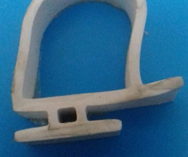 Guma vrata komore T profil materijal SEBS nemenja svojstva u opsegu temperature od -50  do  +50 .Sifra za porucivanje je br.113.Gume se porucuju po dimenzijama .Obratiti paznju da li su vrata kriva stavljanjem nove gume necete resiti problem. Cena  je po duznom metru vec sastavljenih dimenzija.