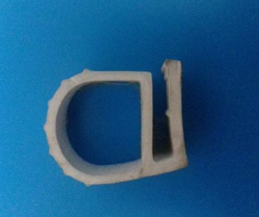 Guma vrata komore materijal PVC nemenja svojstva u opsegu temperature od -50  do  +50 .Sifra za porucivanje je br.112.Gume se porucuju po dimenzijama .Obratiti paznju da li su vrata kriva stavljanjem nove gume necete resiti problem. Cena  je po duznom metru vec sastavljenih dimenzija.